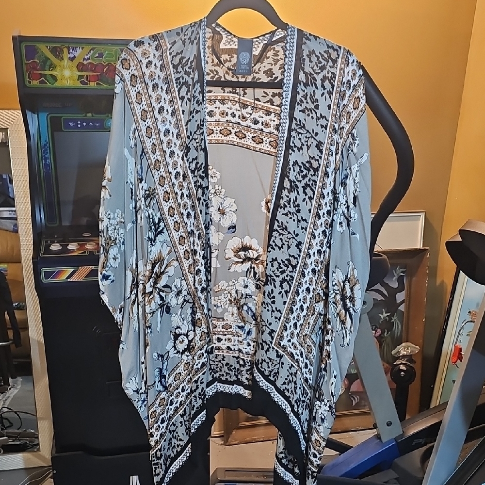 Vince Camuto Black and Cream Floral Kimono